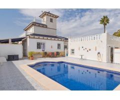Villa de 3 Dormitorios con Piscina Privada en La Regia – Ubicación Inmejorable