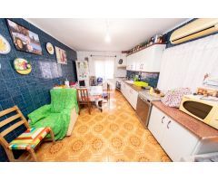 GRAN CASA CON PATIO Y SOLAR!!