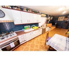 GRAN CASA CON PATIO Y SOLAR!!