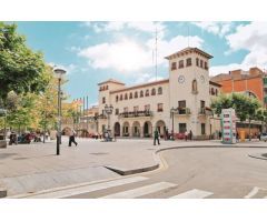 AMPLIA PLAZA DE APARCAMIENTO EN CALLE MONTURIOL PRÓXIMA AL CENTRO