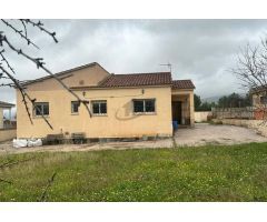 EXCLUSIVA CASA A CUATRO VIENTOS, TODA EN PLANTA, CON AMPLIO TERRENO Y TODAS LAS COMODIDADES