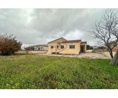 EXCLUSIVA CASA A CUATRO VIENTOS, TODA EN PLANTA, CON AMPLIO TERRENO Y TODAS LAS COMODIDADES