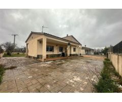 EXCLUSIVA CASA A CUATRO VIENTOS, TODA EN PLANTA, CON AMPLIO TERRENO Y TODAS LAS COMODIDADES