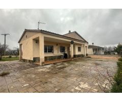 EXCLUSIVA CASA A CUATRO VIENTOS, TODA EN PLANTA, CON AMPLIO TERRENO Y TODAS LAS COMODIDADES