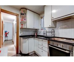 ACOGEDORA VIVIENDA EN ZONA TRANQUILA EN FINCA REFORMADA CON ASCENSOR .