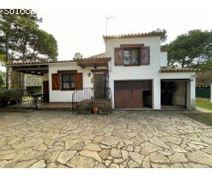 Encantadora Casa amb Jardí Acollidor de 800m2, Piscina i Barbacoa Privades a una Zona Tranquil·la pr