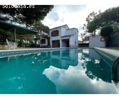 Encantadora Casa amb Jardí Acollidor de 800m2, Piscina i Barbacoa Privades a una Zona Tranquil·la pr