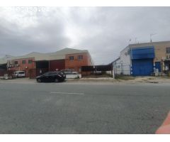 NAVE EN ALQUILER CON PATIO DELANTERO Y TRASERO