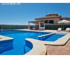 Chalet con piscina en Novelda