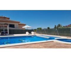 Chalet con piscina en Novelda