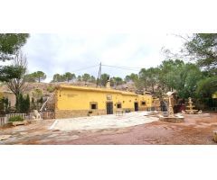 SE VENDE ESPECTACULAR CASA - CUEVA TOTALMENTE EQUIDAPA EN PINOSO (ALICANTE)