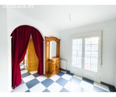 Se alquila o se vende espectacular casa en el centro de Cúllar.