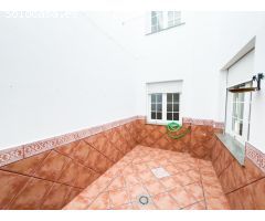 Se alquila o se vende espectacular casa en el centro de Cúllar.