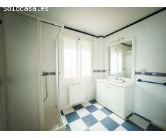 Se alquila o se vende espectacular casa en el centro de Cúllar.