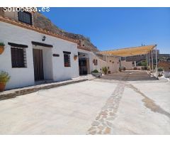 SE VENDE ESPECTACULAR COMPLEJO DE CUEVAS CON LICENCIA TURISTICA EN CASTILLÉJAR, GRANADA.