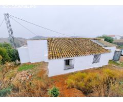 BONITA CASA DE CAMPO A TRES MINUTOS DE SALIDA A AUTOVÍA Y AUTOPISTA DE MÁLAGA.