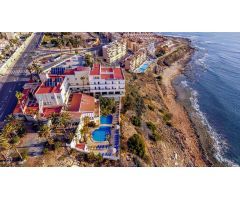 Hotel de 3 estrellas situado en un acantilado con vistas al mar Mediterráneo