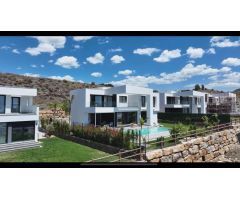 Villa A ESTRENAR !!! 3 plantas, 4 Dorm. y jardín con Piscina Privada en ciudad de Málaga