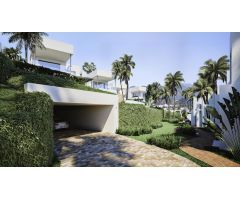 Pareado de lujo con 4 dormitorios y jardín con piscina privada en Marbella.
