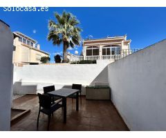 Chalet adosado con piscina comunitaria en Los Altos