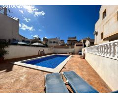 Chalet adosado con piscina comunitaria en Los Altos