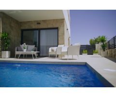 Hermosa villa independiente moderna de 3 dormitorios de nueva construcción con piscina privada en Lo