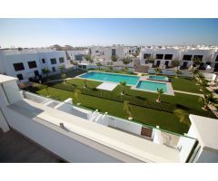 Preciosos bungalows de 3 dormitorios, 2 baños de nueva construcción en planta baja y 1a planta con p