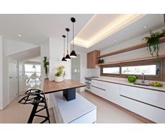 Invitando a casa adosada de 3 dormitorios de nueva construcción con piscina comunitaria y jardines e