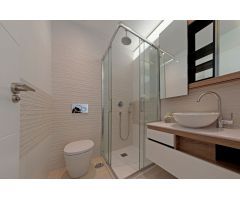 Invitando a casa adosada de 3 dormitorios de nueva construcción con piscina comunitaria y jardines e