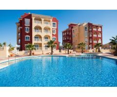 Apartamento nuevo de 2 dormitorios de estilo mediterráneo con piscina comunitaria en Los Alcázares