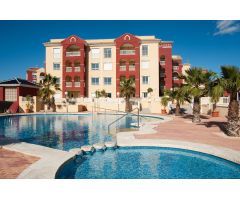 Apartamento nuevo de 2 dormitorios de estilo mediterráneo con piscina comunitaria en Los Alcázares