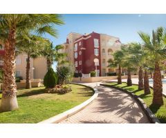 Apartamento nuevo de 2 dormitorios de estilo mediterráneo con piscina comunitaria en Los Alcázares
