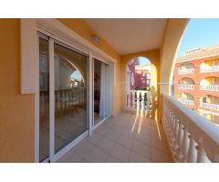 Apartamento nuevo de 2 dormitorios de estilo mediterráneo con piscina comunitaria en Los Alcázares