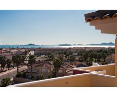 Apartamento nuevo de 2 dormitorios de estilo mediterráneo con piscina comunitaria en Los Alcázares