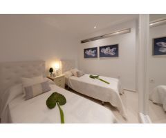 Apartamento nuevo de 2 dormitorios de estilo mediterráneo con piscina comunitaria en Los Alcázares