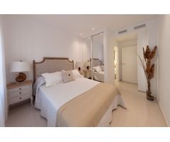 Apartamento nuevo de 2 dormitorios de estilo mediterráneo con piscina comunitaria en Los Alcázares