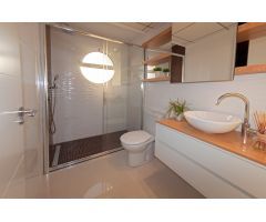 Apartamento nuevo de 2 dormitorios de estilo mediterráneo con piscina comunitaria en Los Alcázares