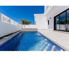 Elegante villa independiente de 3 dormitorios de nueva construcción con piscina privada y ducha sola