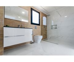 Elegante villa independiente de 3 dormitorios de nueva construcción con piscina privada y ducha sola