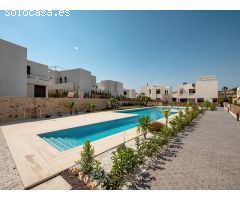 Atractivo bungalow de 3 dormitorios de nueva construcción con piscina comunitaria en La Finca golf, 