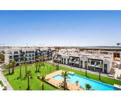 Impresionante ático de 2 dormitorios con piscina comunitaria y jardines en El Raso, Guaradamar del S
