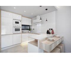 Impresionante ático de 2 dormitorios con piscina comunitaria y jardines en El Raso, Guaradamar del S