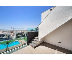 Impresionante ático de 2 dormitorios con piscina comunitaria y jardines en El Raso, Guaradamar del S