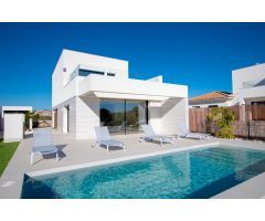 Fantástico chalet independiente de 4 dormitorios de nueva construcción con piscina privada en Los Mo