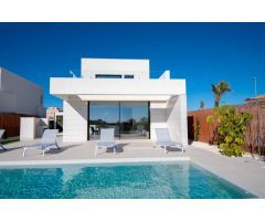 Fantástico chalet independiente de 4 dormitorios de nueva construcción con piscina privada en Los Mo