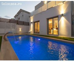 Hermosa villa independiente moderna de 3 dormitorios de nueva construcción con piscina privada en Co