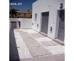 Encantador chalet independiente de 3 dormitorios de nueva construcción con piscina privada en Ciudad