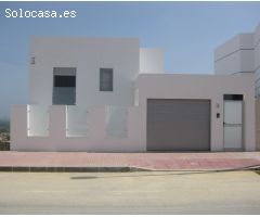 Encantador chalet independiente de 3 dormitorios de nueva construcción con piscina privada en Ciudad