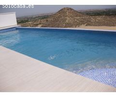 Encantador chalet independiente de 3 dormitorios de nueva construcción con piscina privada en Ciudad