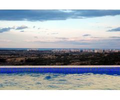 Encantador chalet independiente de 3 dormitorios de nueva construcción con piscina privada en Ciudad